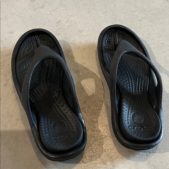 CROCS Classic Black Sandals - Picture 1 of 2